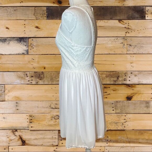 FRANCESCA’S white lace top w/ sheer overlay skirt & crochet hem accent, open bck - Picture 6 of 9